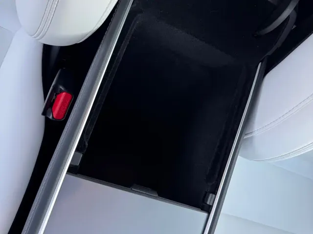 Tesla Model Y — Фото автомобиля 21