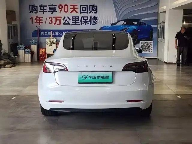 Tesla Model 3 — Фото автомобиля 8