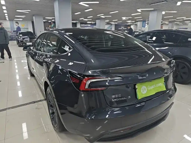 Tesla Model 3 — Фото автомобиля 4