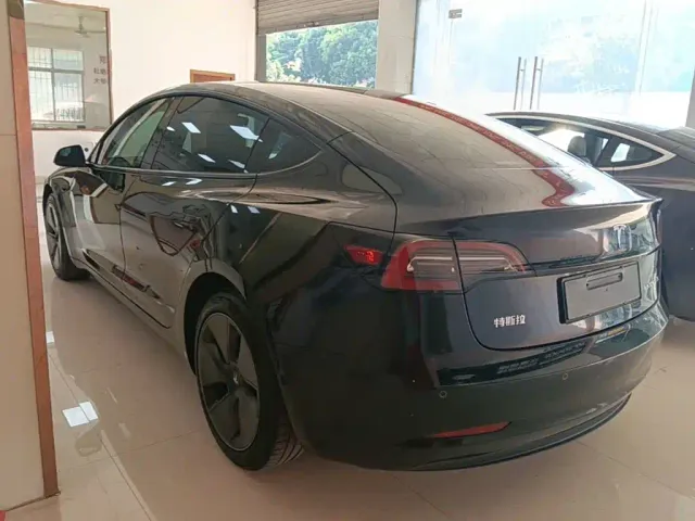 Tesla Model 3 — Фото автомобиля 4