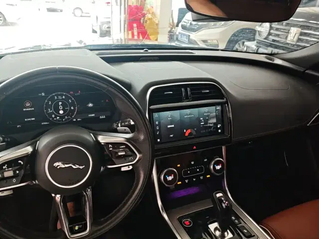 Jaguar XEL — Фото автомобиля 9