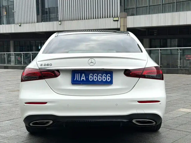 Mercedes-Benz E-Class — Фото автомобиля 5