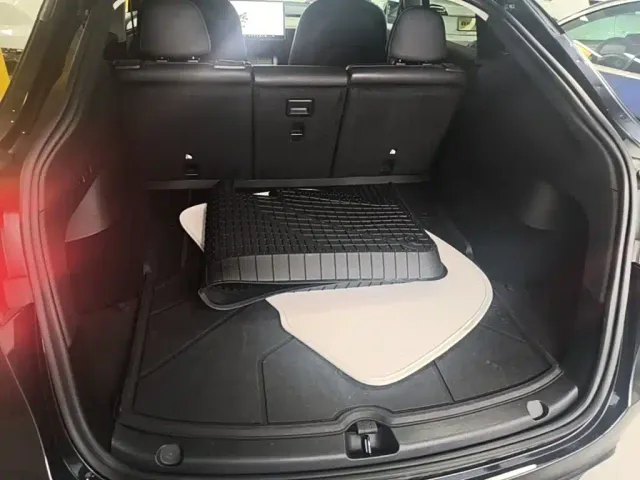 Tesla Model Y — Фото автомобиля 18