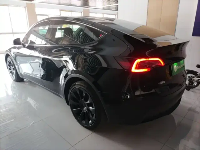Tesla Model Y — Фото автомобиля 4