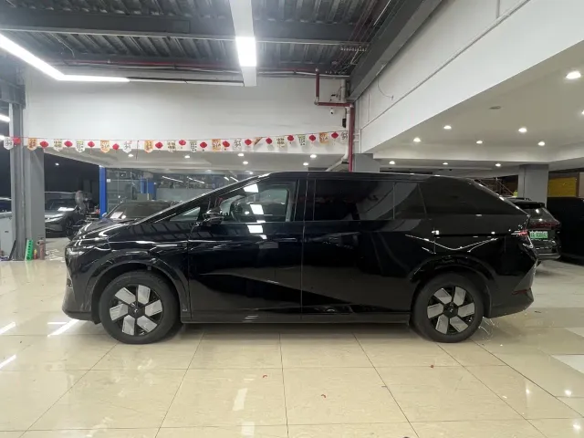 Xpeng X9 — Фото автомобиля 5