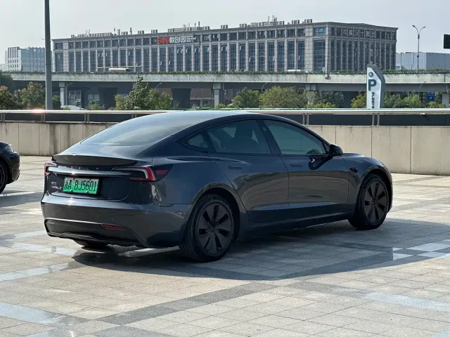 Tesla Model 3 — Фото автомобиля 7