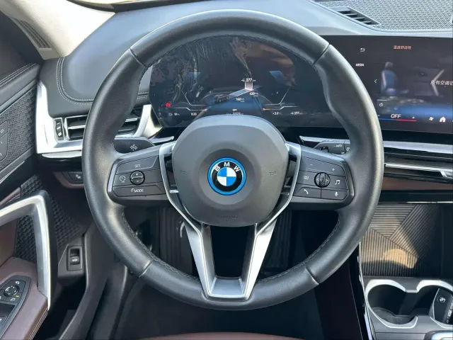 BMW iX1 — Фото автомобиля 10