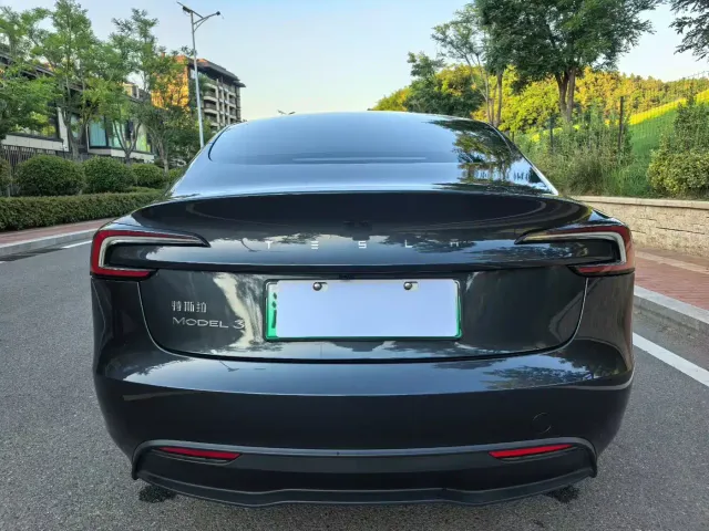 Tesla Model 3 — Фото автомобиля 8