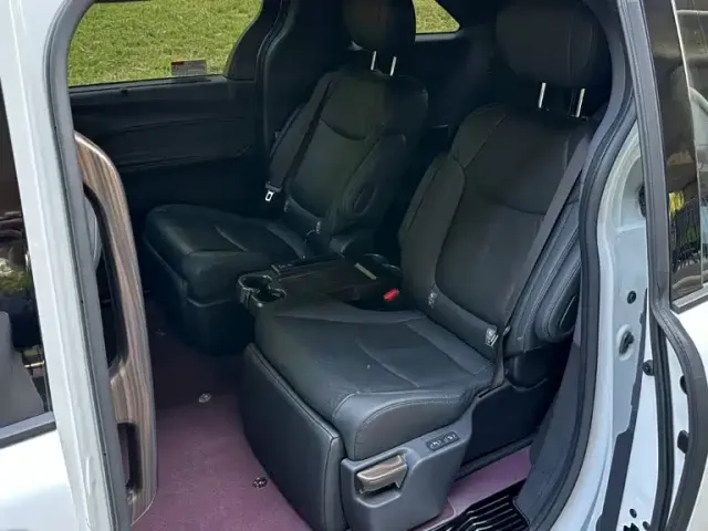 Toyota Sienna — Фото автомобиля 16