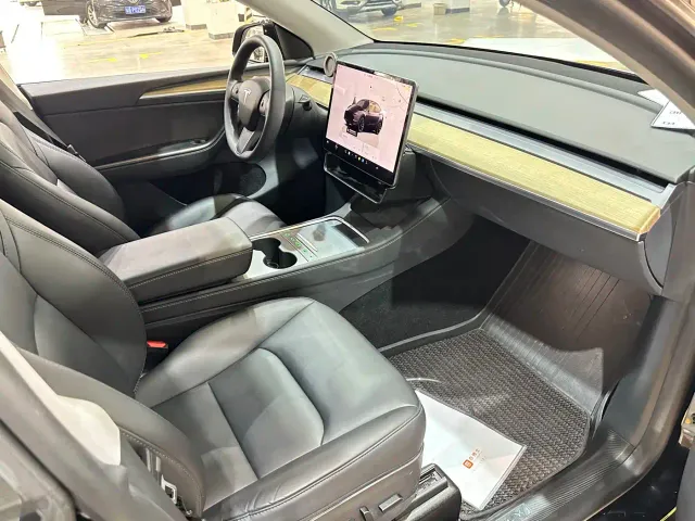 Tesla Model Y — Фото автомобиля 13