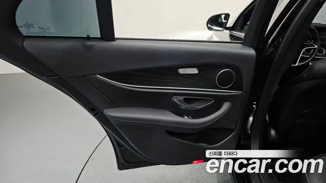 Mercedes-Benz E-Class — Фото автомобиля 23