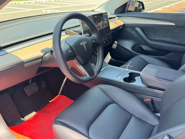Tesla Model 3 — Фото автомобиля 4