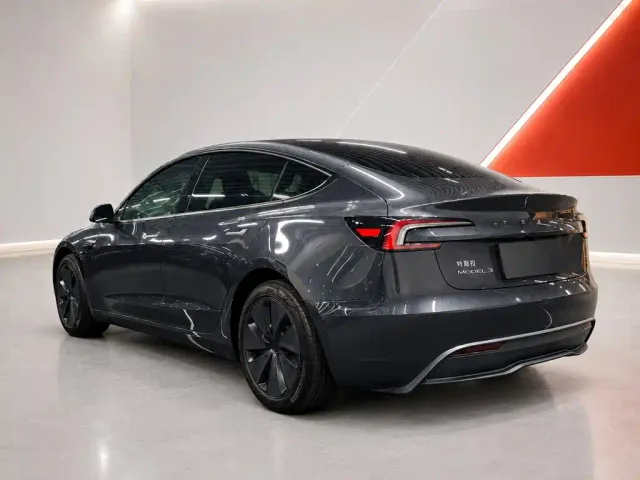 Tesla Model 3 — Фото автомобиля 4