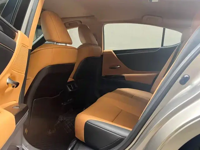 Lexus ES — Фото автомобиля 10