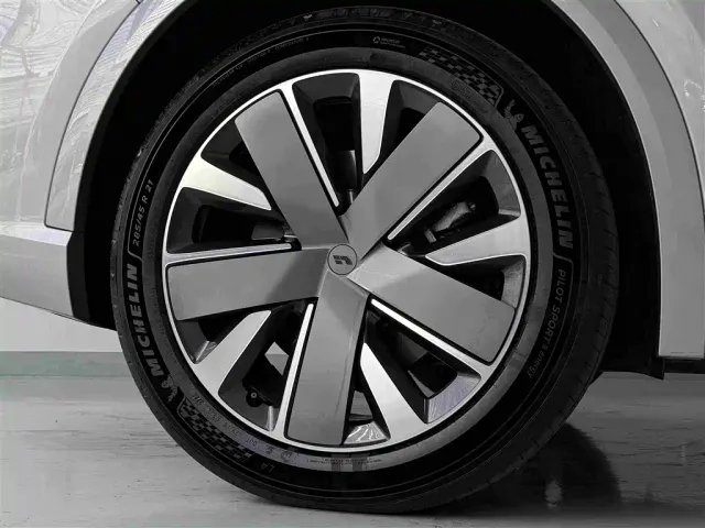 Li Auto L8 — Фото автомобиля 20