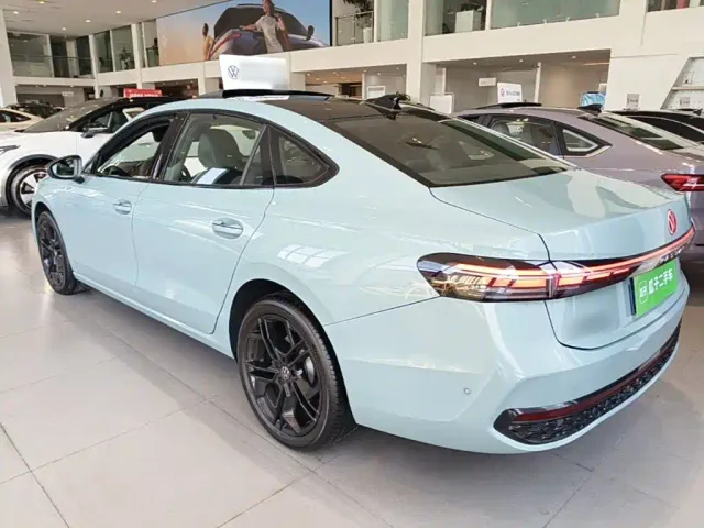 Volkswagen Passat — Фото автомобиля 4