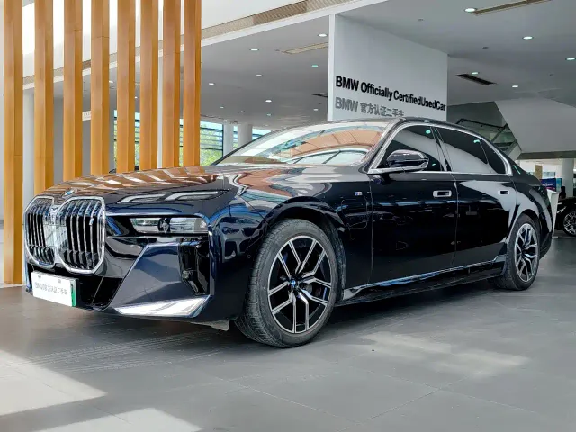 Фотография автомобиля — BMW i7
