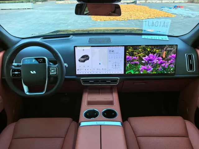 Li Auto L8 — Фото автомобиля 12