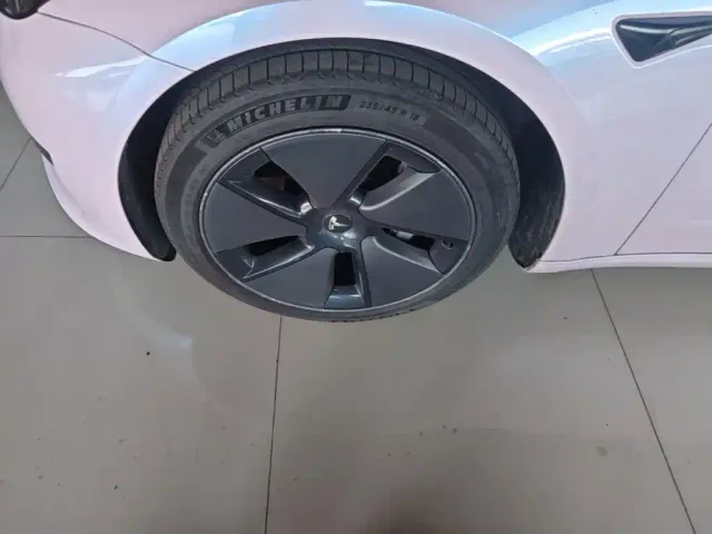 Tesla Model 3 — Фото автомобиля 22