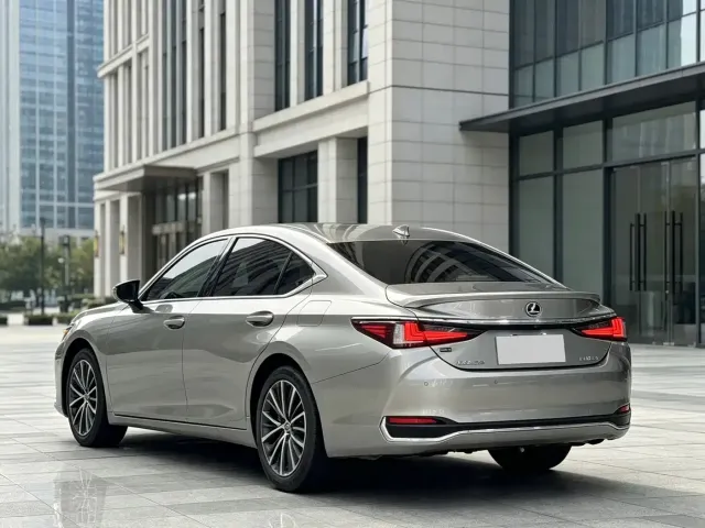 Lexus ES — Фото автомобиля 9