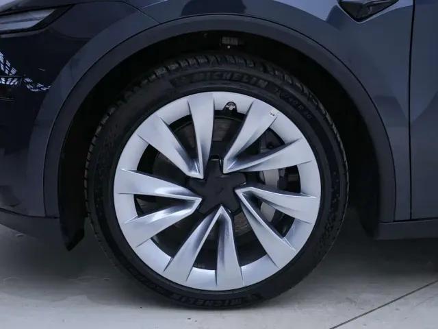 Tesla Model Y — Фото автомобиля 10