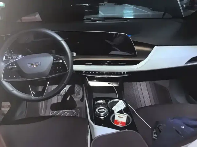 Cadillac GT4 — Фото автомобиля 12
