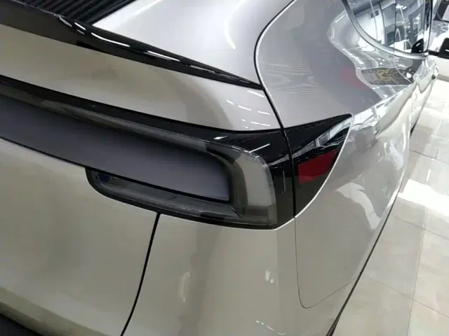 Tesla Model Y L — Фото автомобиля 7
