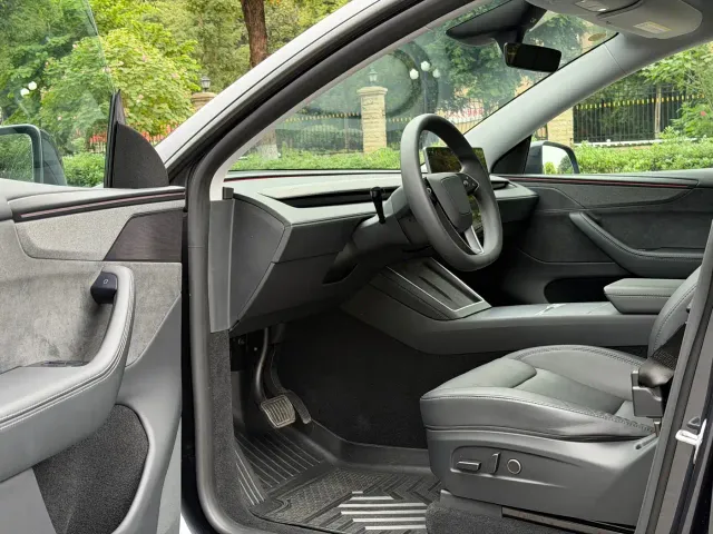 Tesla Model Y — Фото автомобиля 7