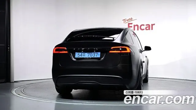 Tesla Model X — Фото автомобиля 4