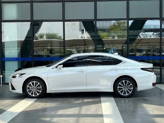 Lexus ES — Фото автомобиля 7