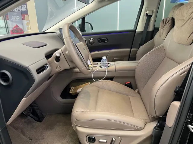 Li Auto i8 — Фото автомобиля 4
