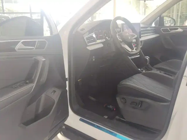 Volkswagen Tiguan L — Фото автомобиля 15