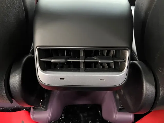 Tesla Model Y — Фото автомобиля 19
