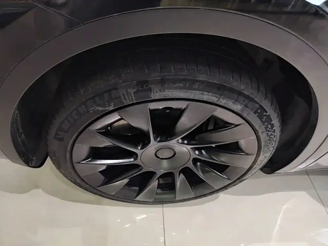 Tesla Model Y — Фото автомобиля 22