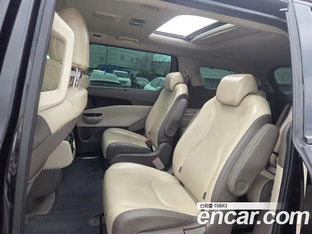 Kia Carnival Generation 4 — Фото автомобиля 10
