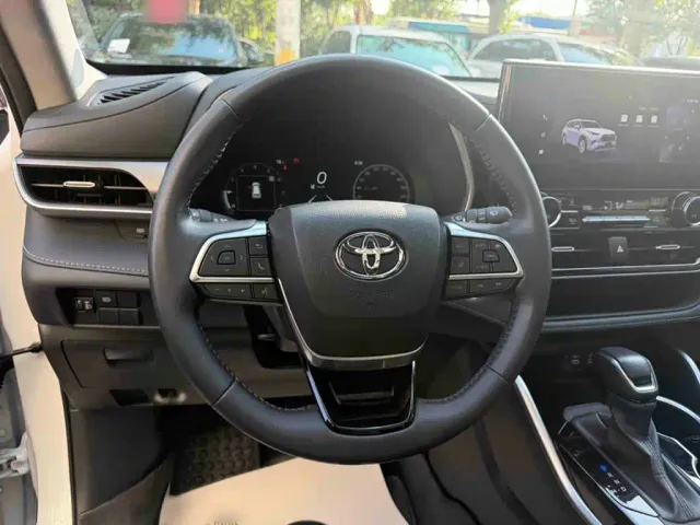 Toyota Highlander — Фото автомобиля 2