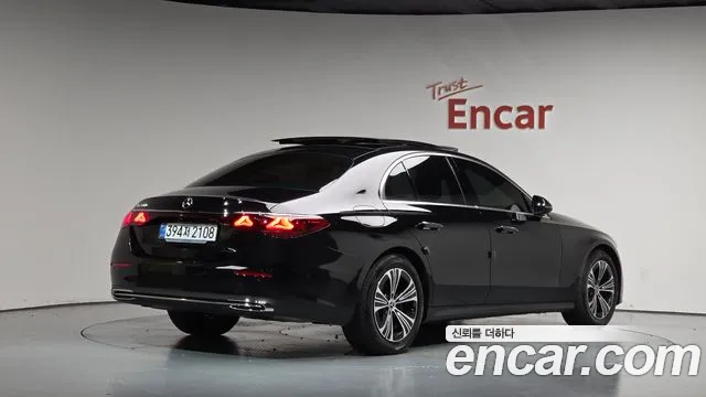 Mercedes-Benz E-Class — Фото автомобиля 2