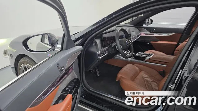 BMW 7-Series 7 серия (G70) 740i xDrive M Sport — Фото автомобиля 11