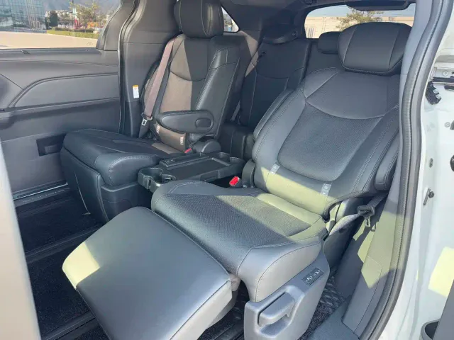 Toyota Sienna — Фото автомобиля 11