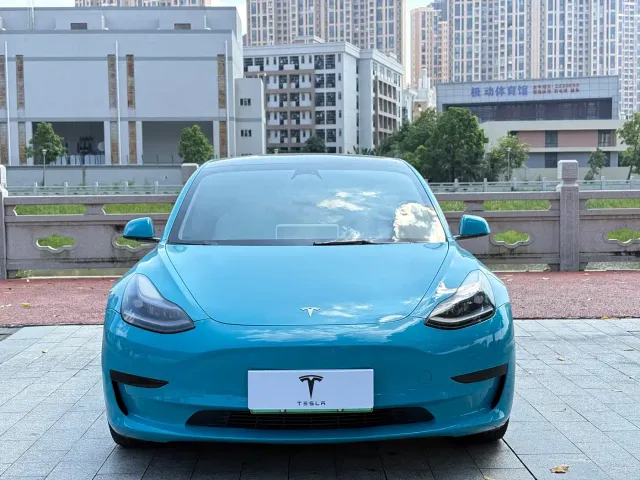 Tesla Model 3 — Фото автомобиля 2