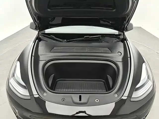 Tesla Model Y — Фото автомобиля 12
