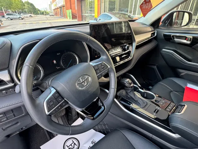 Toyota Highlander — Фото автомобиля 8