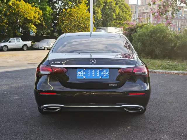 Mercedes-Benz E-Class — Фото автомобиля 8