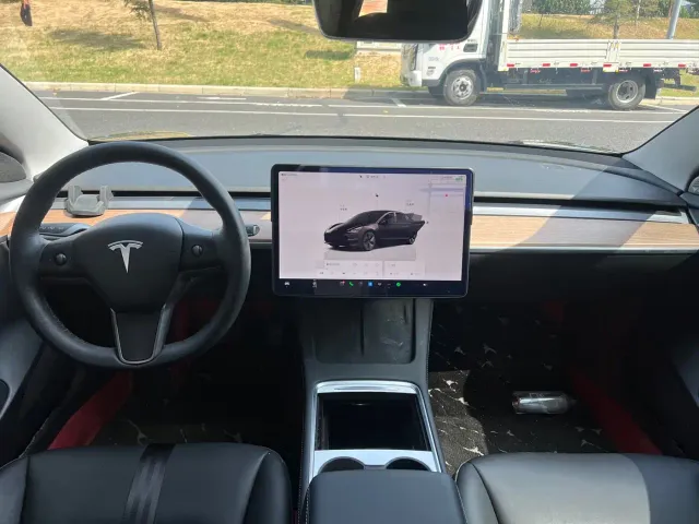 Tesla Model 3 — Фото автомобиля 4