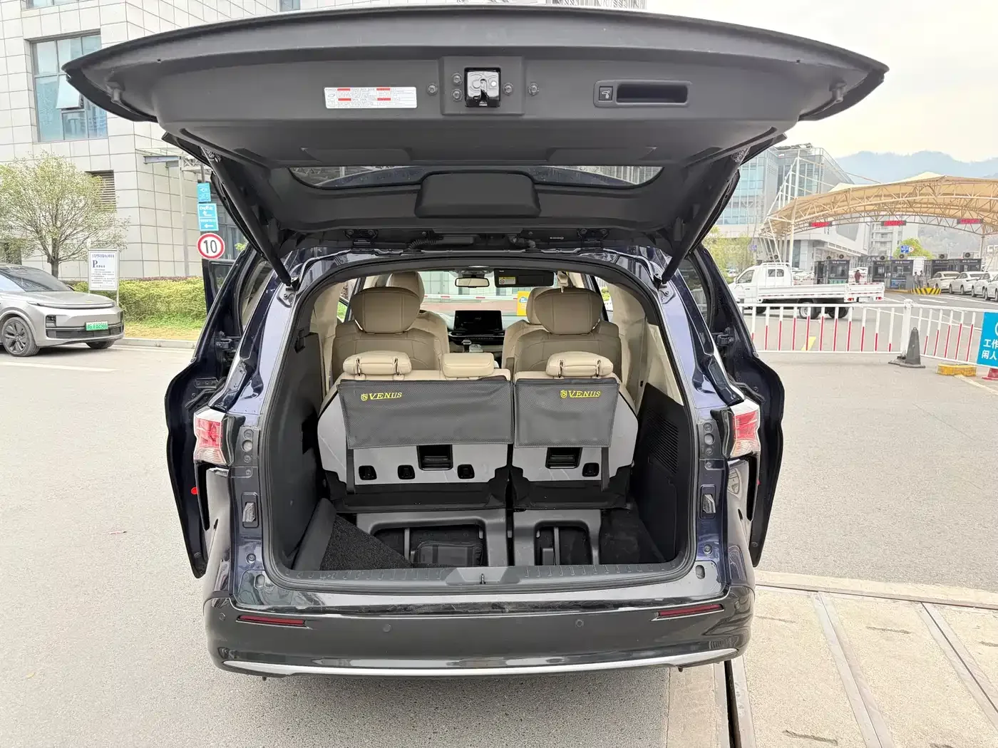 Toyota Toyota Sienna 2021 2.5L Hybrid Premium Edition — Фото автомобиля 11
