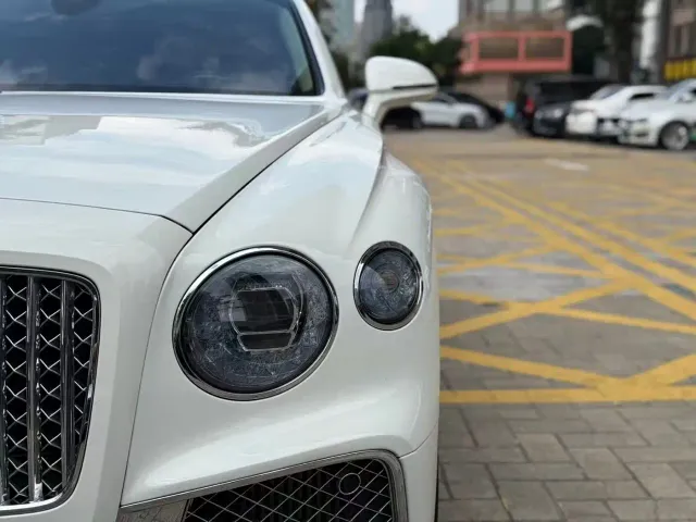 Bentley Flying Spur — Фото автомобиля 15
