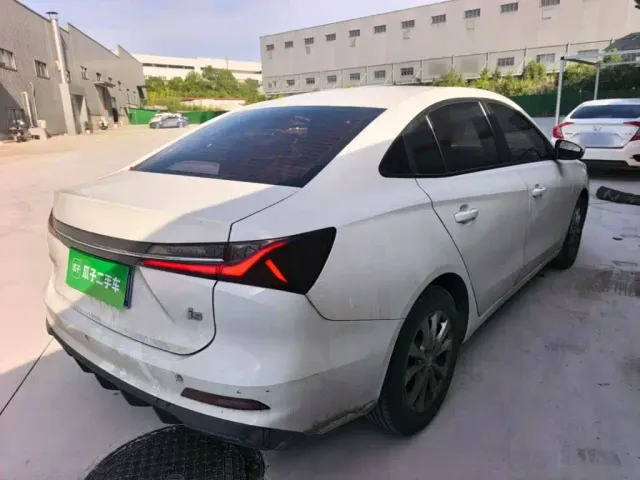 Roewe i5 — Фото автомобиля 6