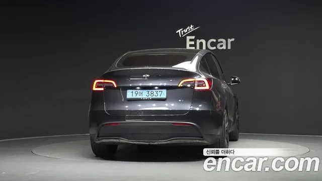 Tesla Model Y — Фото автомобиля 4