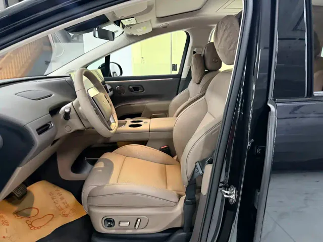 Li Auto i8 — Фото автомобиля 11
