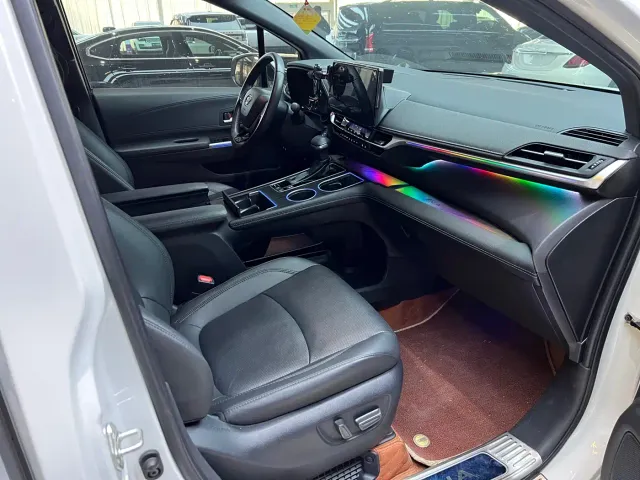 Toyota Sienna — Фото автомобиля 9